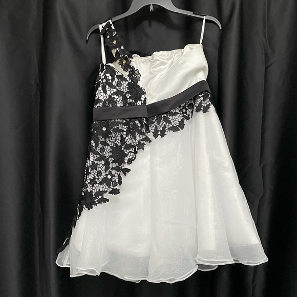 Single shoulder, satin bottom - Picture 2 of 2